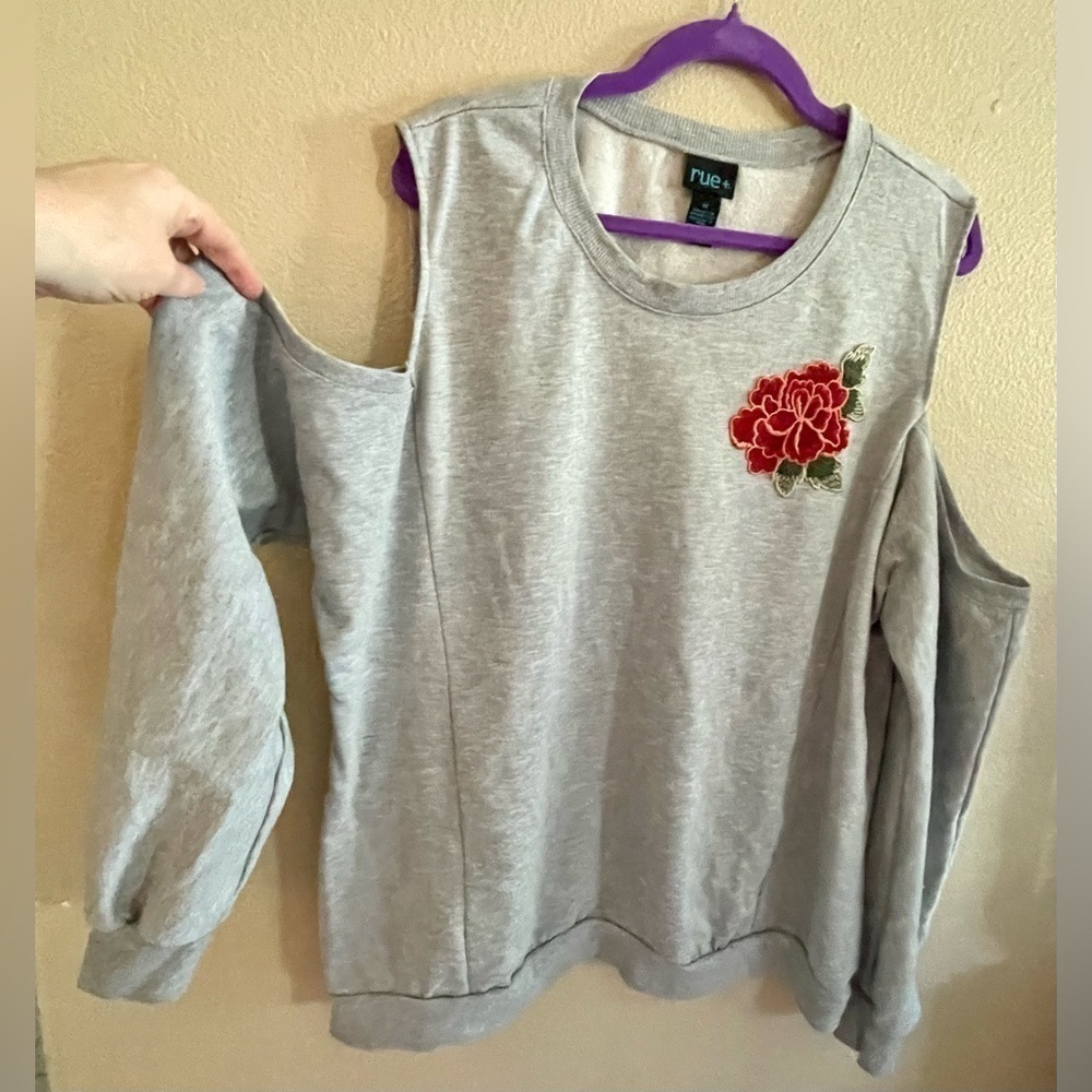 🌟HP🌟 ROSE EMBROIDERED ACCENT COLD SHOULDER Heather Grey Dressy Pullover